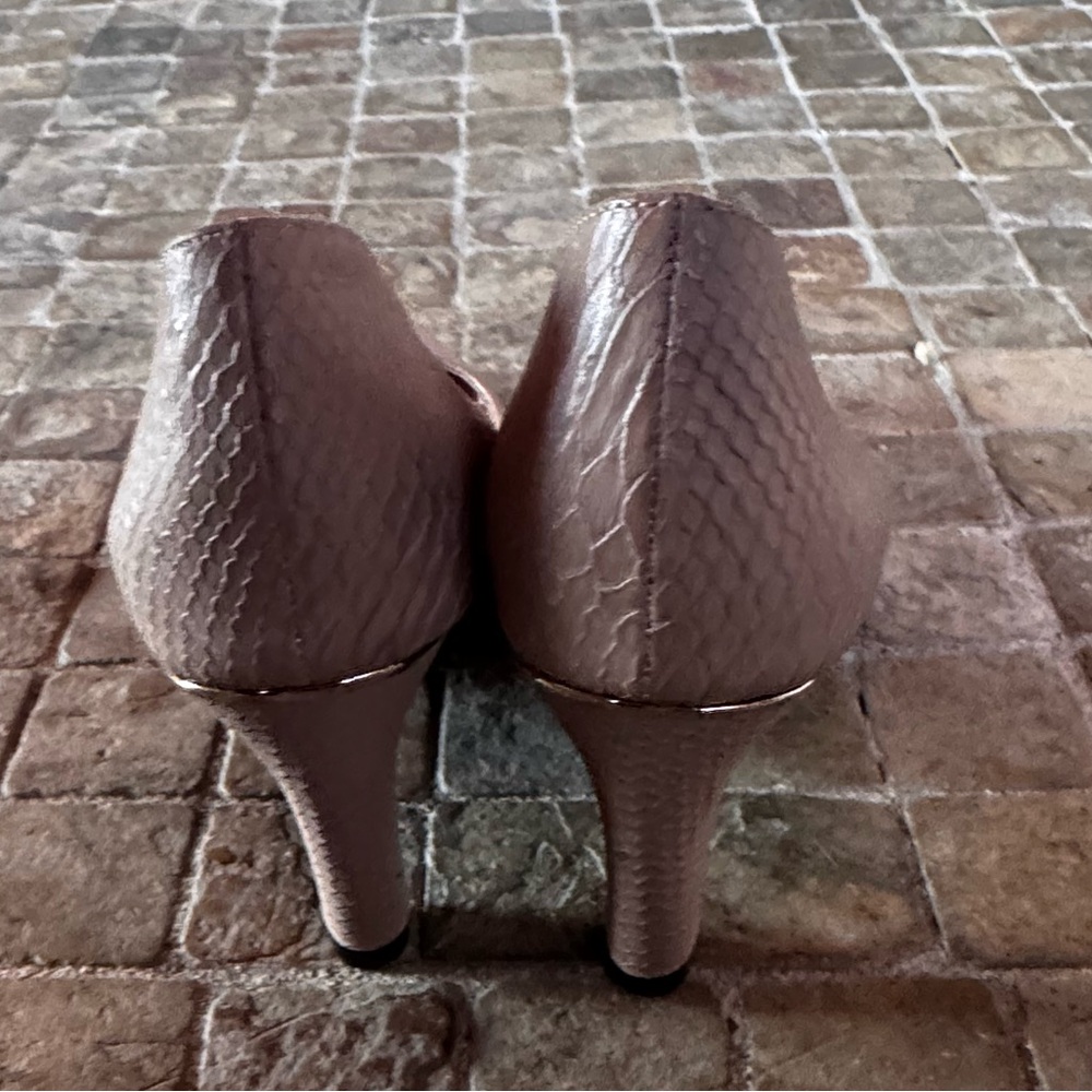 Heels - Picture 4 of 10